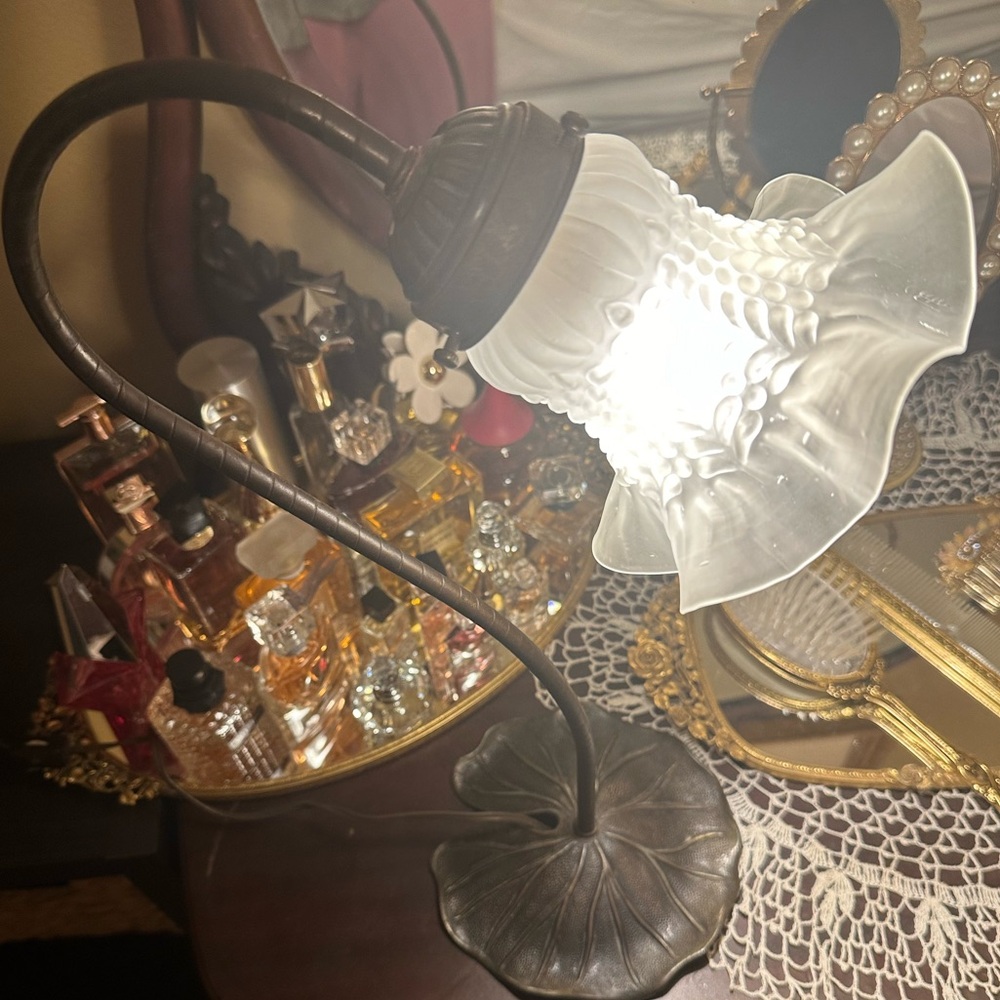 🌼VINTAGE L&L WMC Lamp, Brass Lilly-Pad Gooseneck. Vanity, desk, or table top.